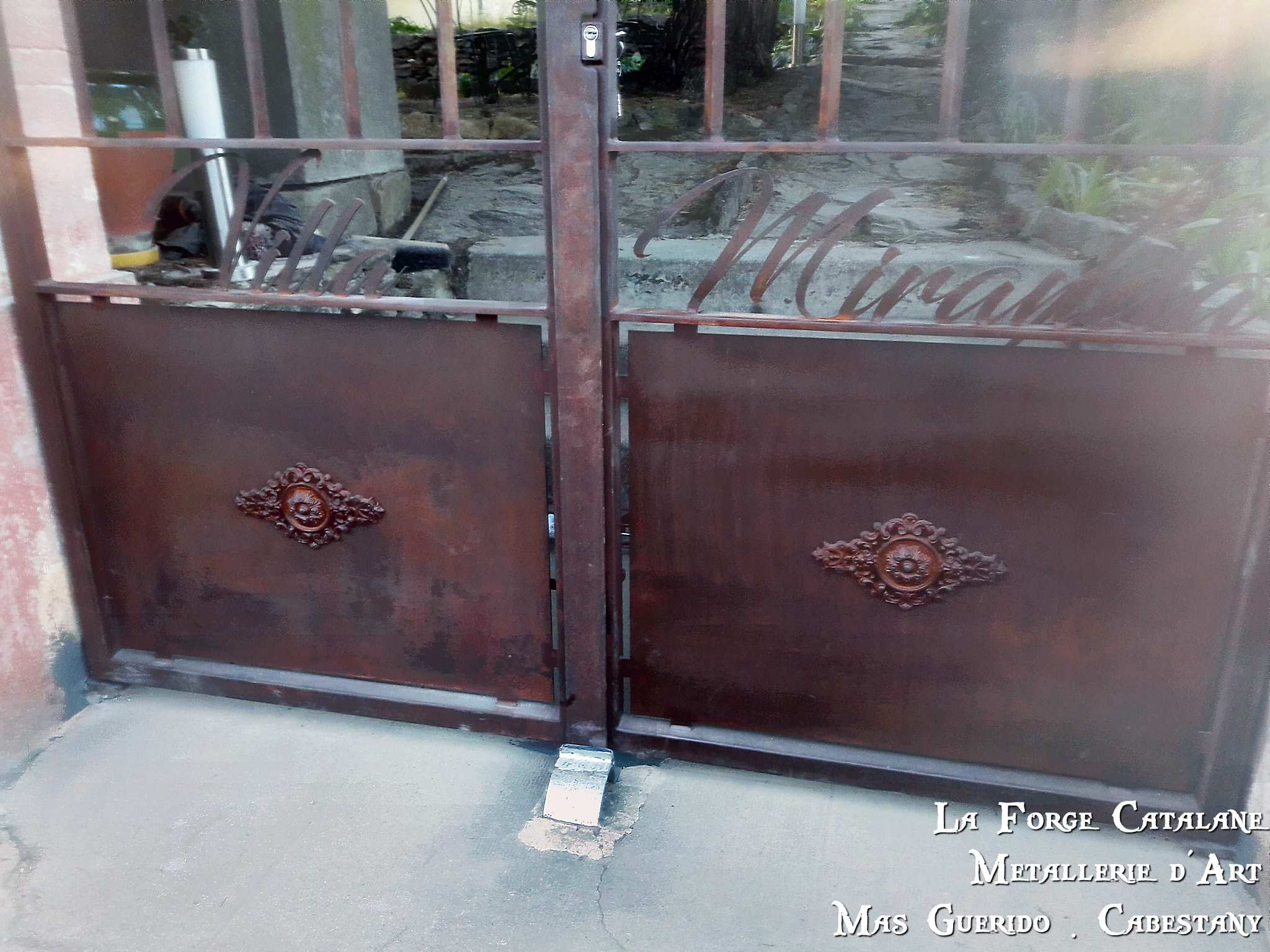 portillon 2 vantaux cintre decoupe laser palmettes fonte  forge catalane 3.jpg